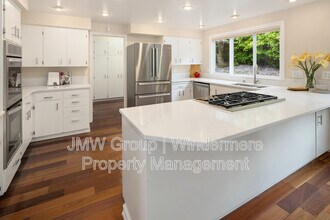 7405 92nd Pl SE in Mercer Island, WA - Foto de edificio - Building Photo