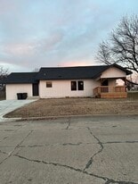 102 Meadowlark Ave in Bartlesville, OK - Building Photo