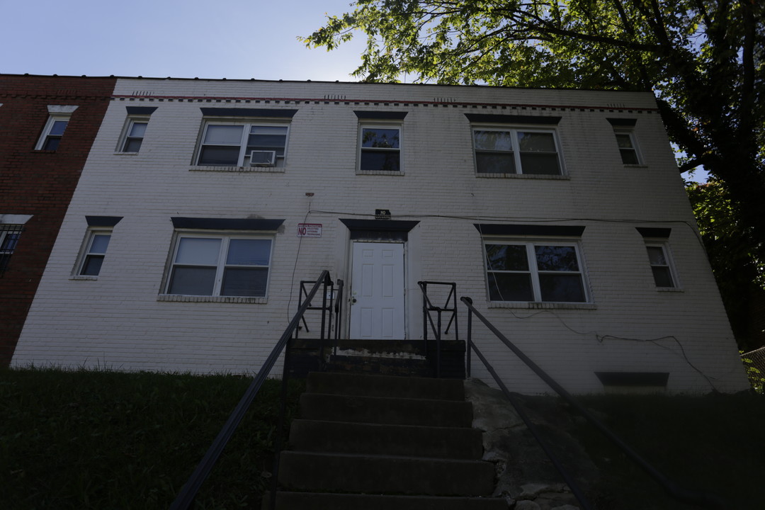 5025 Hanna Pl SE in Washington, DC - Foto de edificio