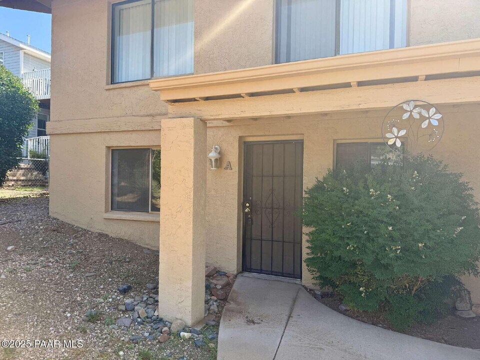 927 N Old Chisholm Trail in Dewey, AZ - Building Photo