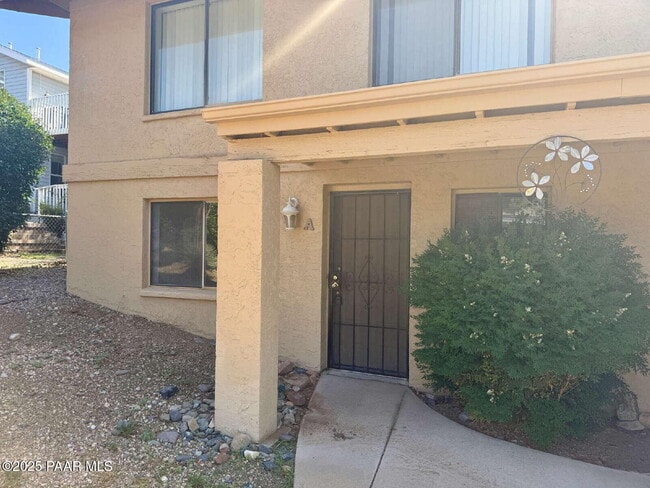 property at 927 N Old Chisholm Trail