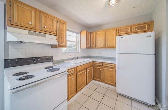 7010 E Oakfield Rd in Pensacola, FL - Building Photo - Building Photo