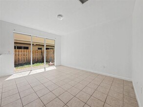 12874 SW 134th St in Miami, FL - Foto de edificio - Building Photo