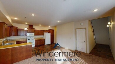 1100 S College Ave in College Place, WA - Building Photo - Building Photo