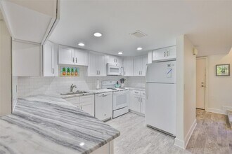 1028 Apollo Beach Blvd, Unit 8 in Apollo Beach, FL - Foto de edificio - Building Photo