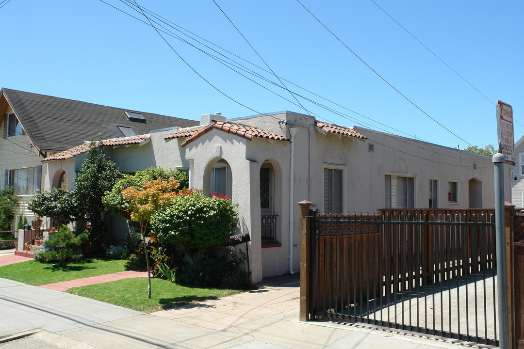 4821 Clarke St in Oakland, CA - Foto de edificio