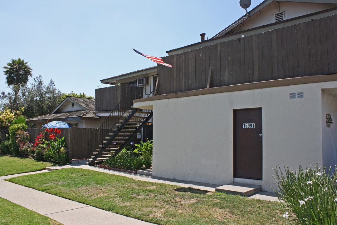 15991 Bliss Ln in Tustin, CA - Building Photo