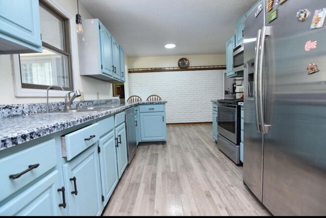 2520 Allen Dr in Burnsville, MN - Building Photo - Building Photo