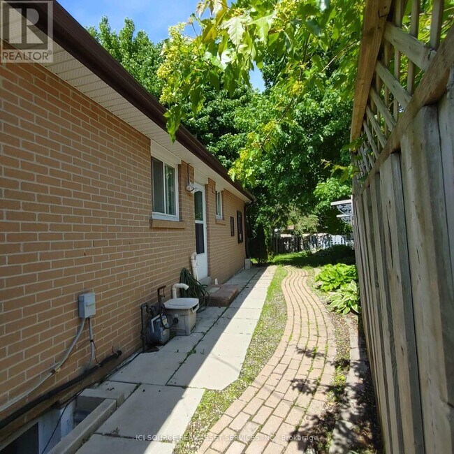 99 Woodpark Pl in Newmarket, ON - Building Photo - Building Photo