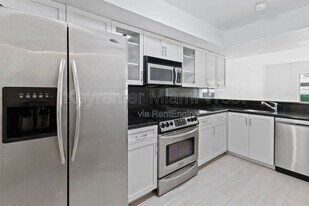 2977 McFarlane Rd in Miami, FL - Building Photo