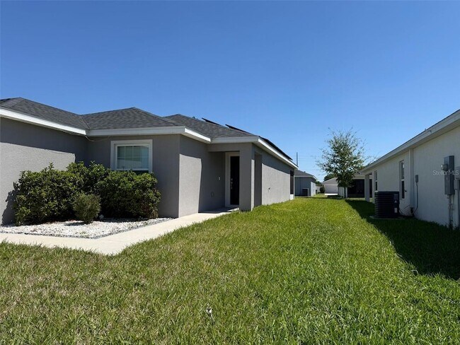 1046 Tropea Ln in Auburndale, FL - Building Photo - Building Photo