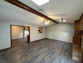 922 N Crystal Way in Mustang, OK - Building Photo - Building Photo