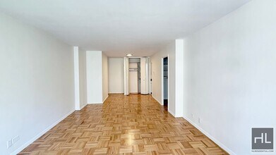 EAST 49 STREET in New York, NY - Foto de edificio - Building Photo