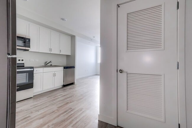 Crenshaw Lofts in Los Angeles, CA - Foto de edificio - Building Photo