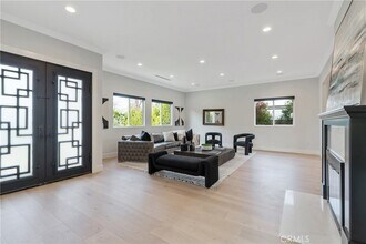 19148 W Oxnard St in Los Angeles, CA - Building Photo - Building Photo