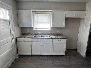 1002 Meadow Hill Rd in Louisville, KY - Building Photo - Building Photo
