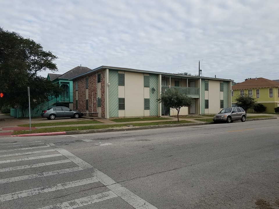 1908 33rd St in Galveston, TX - Building Photo