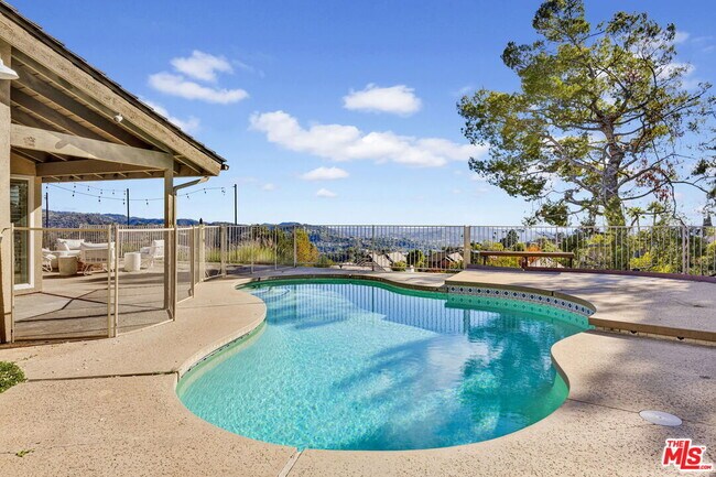 906 Whitehaven Terrace in Glendale, CA - Building Photo - Building Photo