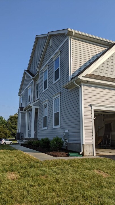 1 N Tompkins Square in Downingtown, PA - Building Photo