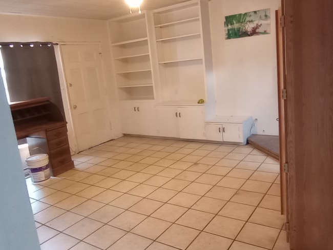 871 E Franklin Ave in Pomona, CA - Foto de edificio - Building Photo