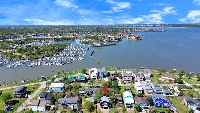 300 Narcissus Rd in Clear Lake Shores, TX - Building Photo - Building Photo