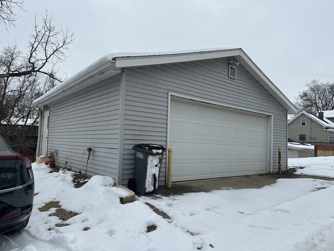 579 W 3rd St in Dubuque, IA - Building Photo - Building Photo