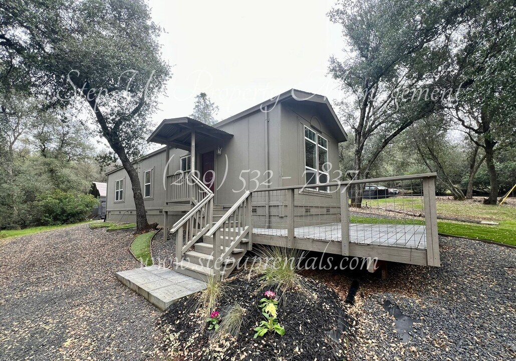 18247 Berry Ln in Sonora, CA - Building Photo