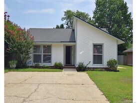7060 Candlewood Dr in Fayetteville, NC - Building Photo