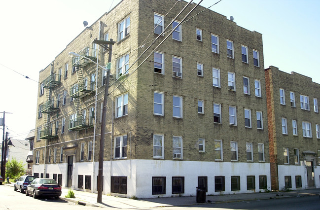 235-241 Munn Ave in Irvington, NJ - Foto de edificio - Building Photo