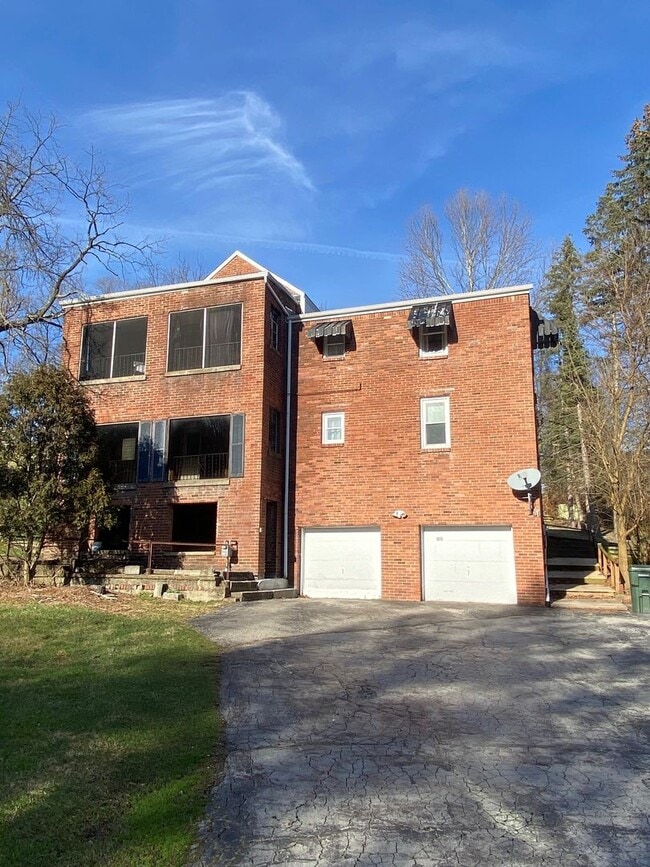 5302 Overlook Glen Dr