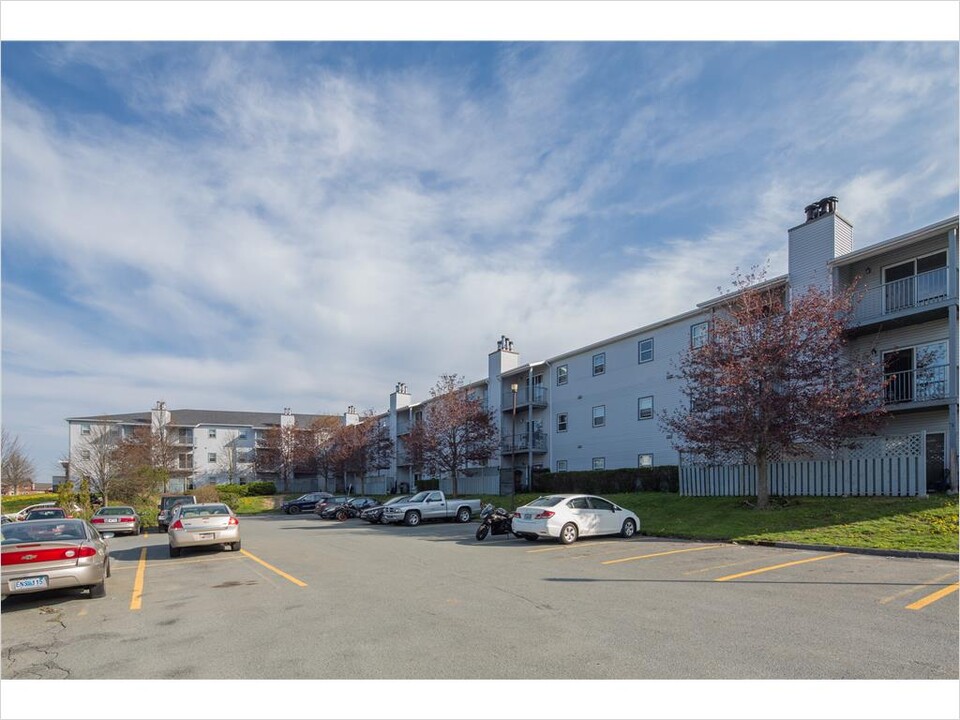 55-65 Highfield Park Dr in Dartmouth, NS - Building Photo