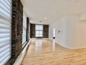 36 Saint-Paul Rue E in Montréal, QC - Building Photo - Building Photo