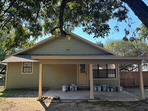 908 N Gaines St in Ennis, TX - Building Photo - Building Photo