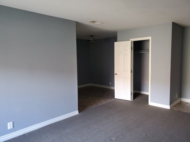 5060 Indian River Dr in Las Vegas, NV - Building Photo - Building Photo