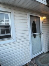 696 N Indiana Ave, Unit Rear 2nd in Lindenhurst, NY - Building Photo - Building Photo