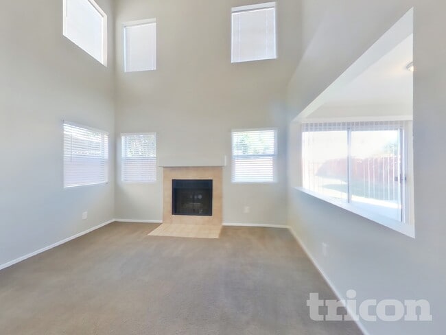 25172 Omaha Dr in Moreno Valley, CA - Foto de edificio - Building Photo