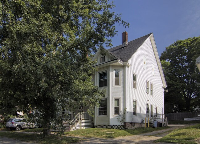 34-36 Pier St in Bangor, ME - Foto de edificio - Building Photo