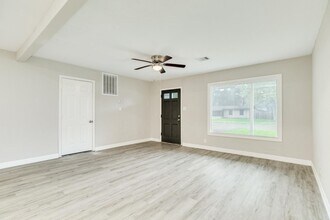 204 Jasmine St in Lake Jackson, TX - Building Photo - Building Photo