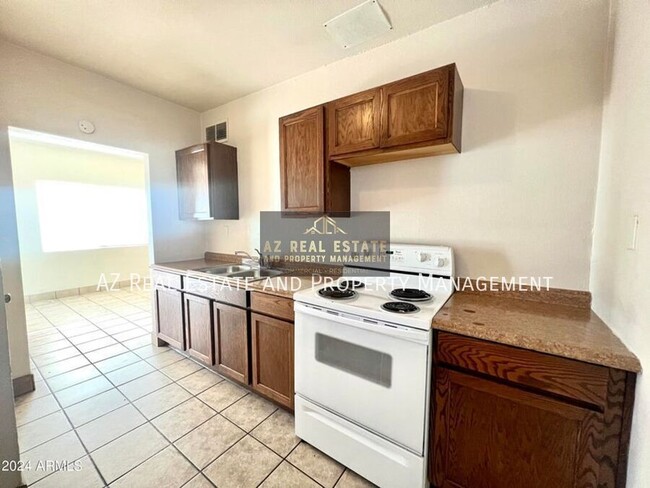 property at 1233 W Pierce St