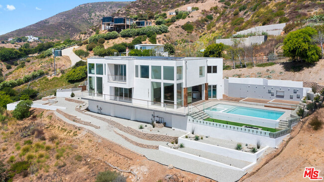 31351 Pacific Coast Hwy in Malibu, CA - Building Photo - Building Photo