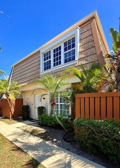 11584 Winchester Dr in Palm Beach Gardens, FL - Foto de edificio