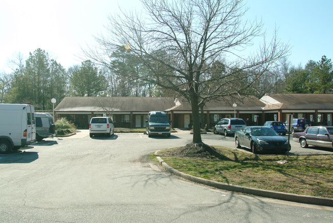 Hollybrook Apartments in Richmond, VA - Foto de edificio - Building Photo