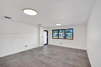 2257 NE 173rd St in North Miami Beach, FL - Building Photo - Building Photo