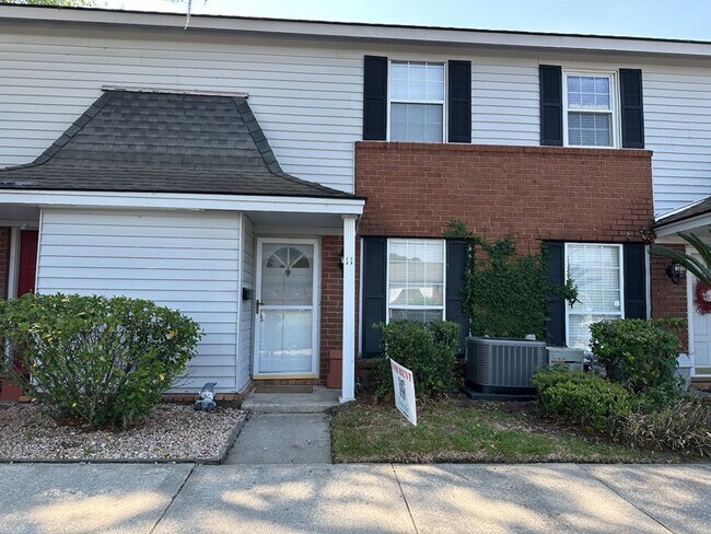 11 Knollwood Cir in Savannah, GA - Building Photo - Building Photo