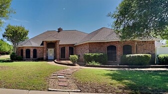 3016 Coventry Ln in Waxahachie, TX - Building Photo