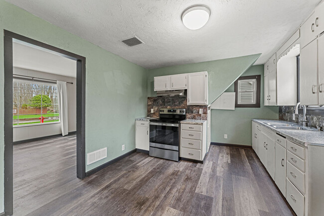 1205 Shiocton St in New London, WI - Building Photo - Building Photo