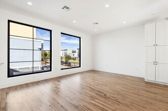 2107 N Garrett Ave in Dallas, TX - Building Photo - Building Photo