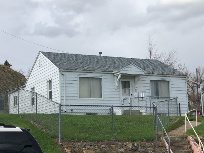 property at 926 Assiniboine Ave