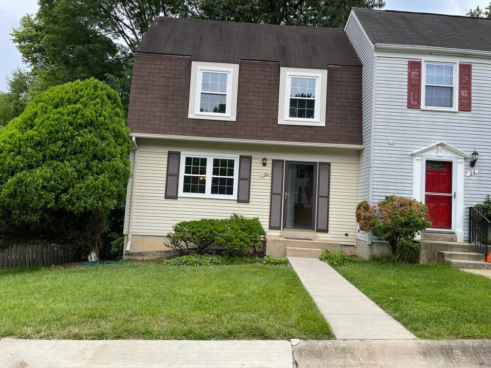 32 Baileys Ct in Silver Spring, MD - Building Photo