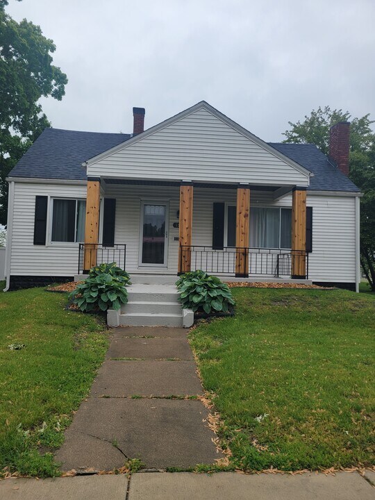 137 Kingston Rd in Plymouth, IN - Building Photo